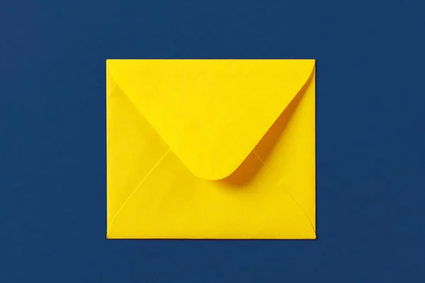 푸른 색깔의 배경에 있는 종 이 노란색 봉투 — 스톡 사진