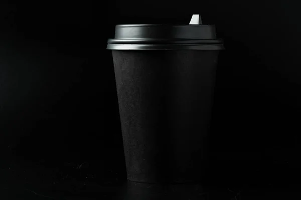 Svart papper kaffekopp på mörk bakgrund — Stockfoto