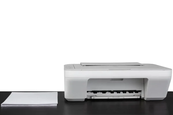 Laser-Heimdrucker auf dem Tisch vor weißem Hintergrund — Stockfoto