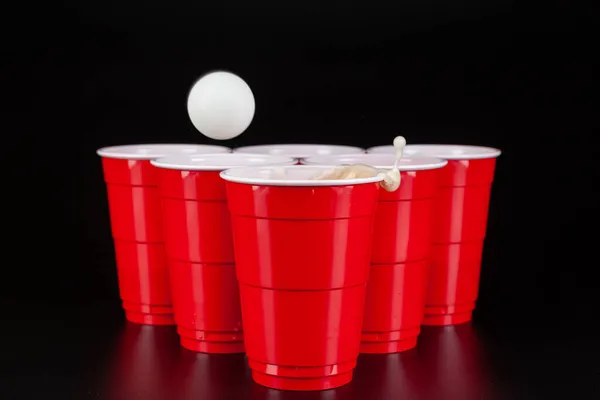 Розташування червоних пластикових стаканчиків для гри в пивний понг — стокове фото