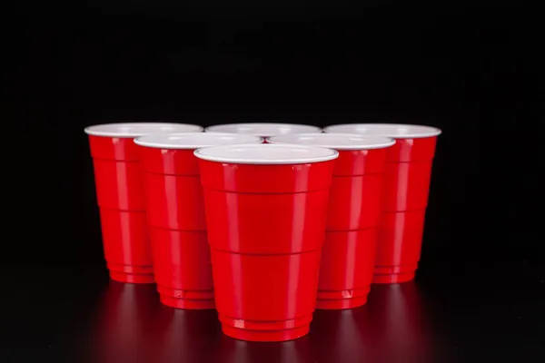 O arranjo de copos de plástico vermelho para o jogo de cerveja pong — Fotografia de Stock