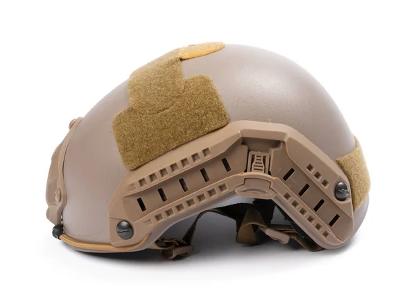 Камуфляж военный шлем изолирован на белом фоне — стоковое фото