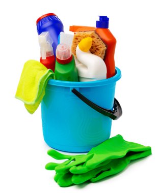 Sıvı deterjan ve temizlik malzemeleri beyaz arka planda plastik kovada