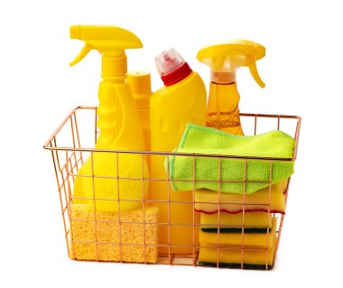 Sepetteki temizlik ögeleri beyaz arkaplanda izole edildi