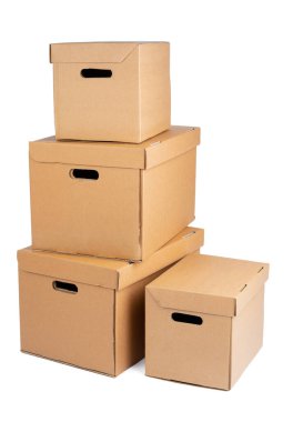 Karton kahverengi kutu beyaz arkaplanda izole