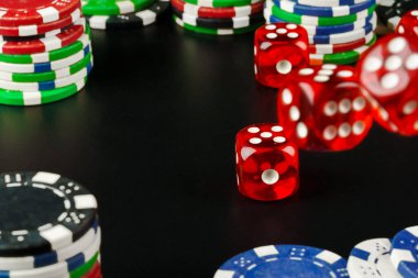 Zarlar ve cipsler siyah masaya yakın.