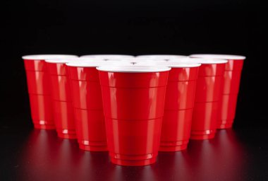 Bira pong oyunu için kırmızı plastik bardakların düzenlenmesi