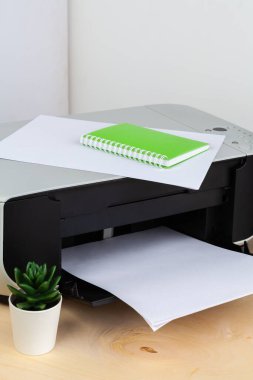 Ofis yazıcısı ahşap bir masaya yakın.