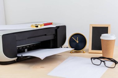 Ofis yazıcısı ahşap bir masaya yakın.