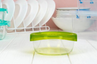 Çeşitli tabaklar ve yiyecek kutularıyla temiz bir mutfak.