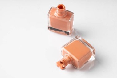 Beyaz arka plandaki oje birikintisini kapat.