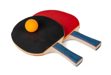 Beyaz arka planda izole edilmiş iki ping pong raketi.