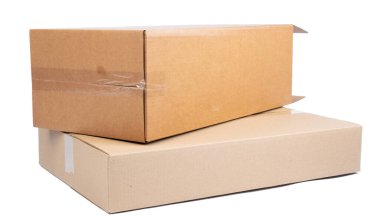 Karton kahverengi kutu beyaz arkaplanda izole