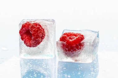 İçinde donmuş böğürtlen olan buz küpleri.