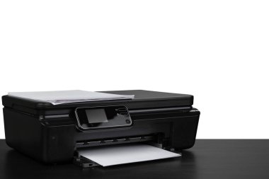 Masadaki lazer ev yazıcısı beyaz sırt çantasına karşı