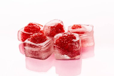 Pembe arkaplanda ahududu buzları