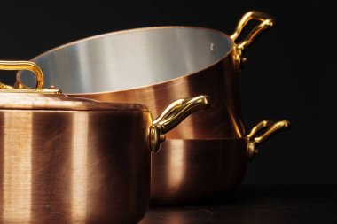 Koyu arkaplan üzerinde bakır yemek takımı