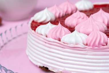 Çilekli ev yapımı kremalı bisküvi.