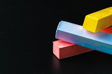 Siyah arkaplanda renkli tebeşirler kapanıyor