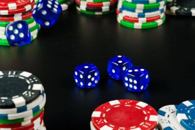 Zarlar ve cipsler siyah masaya yakın.