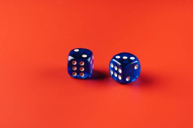 Kırmızı zarı mavi zarla kapat