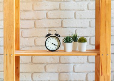 Ahşap raf ve ev dekorasyonu malzemeleri.