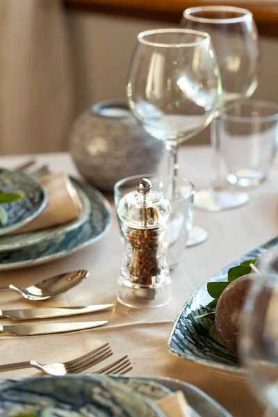Elegante eettafel geserveerd voor banket evenement — Stockfoto