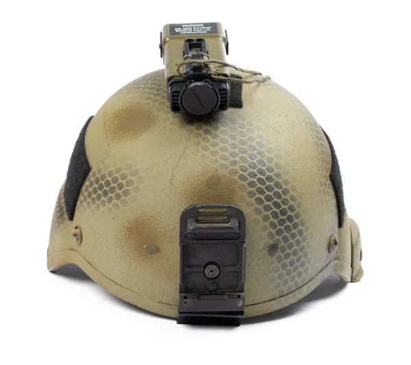 Камуфляж военный шлем изолирован на белом фоне — стоковое фото