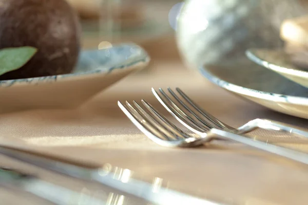 Sztućce srebrne na stole z obrusem — Zdjęcie stockowe
