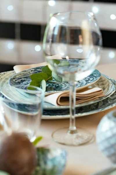 Pusty kieliszek do wina na stole restauracyjnym — Zdjęcie stockowe