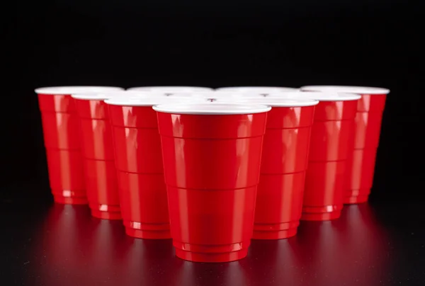 O arranjo de copos de plástico vermelho para o jogo de cerveja pong — Fotografia de Stock