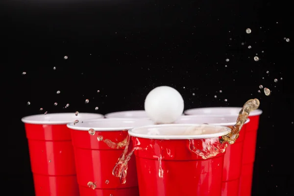 啤酒乒乓球比赛用红色塑料杯的布置 — 图库照片