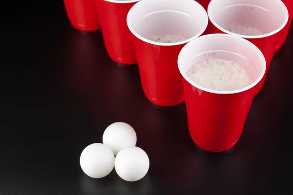 La disposición de tazas de plástico rojo para el juego de pong de cerveza — Foto de Stock