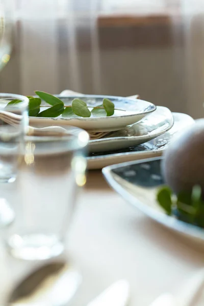 Elegancki stół kolacyjny serwowany na bankiet — Zdjęcie stockowe