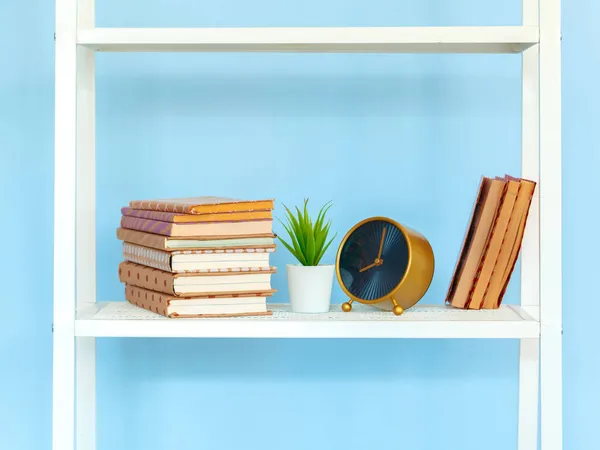 Bílý kovový stojan s knihami na modrém pozadí — Stock fotografie