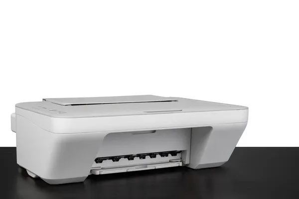 Laserová domácí tiskárna na stole proti bílému pozadí — Stock fotografie