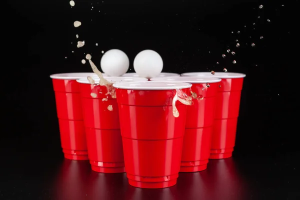 맥주 퐁 놀이를 위한 빨간 플라스틱 컵의 배열 — 스톡 사진
