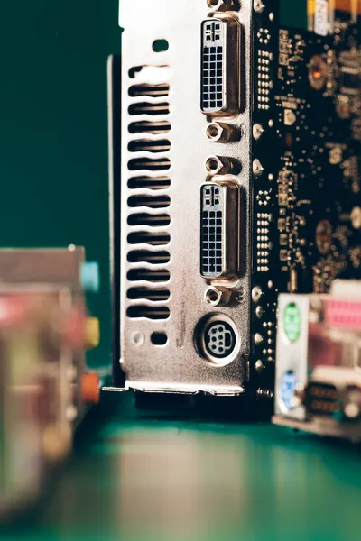 Tarjeta de circuito electrónico de computadora con procesador de cerca —  Fotos de Stock