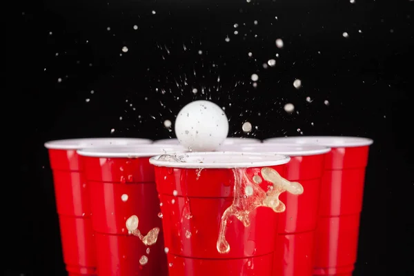 La disposición de tazas de plástico rojo para el juego de pong de cerveza — Foto de Stock