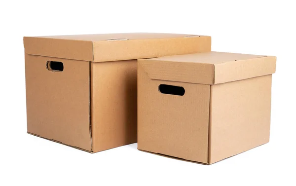 Lepenková hnědá krabice izolované na bílém pozadí — Stock fotografie