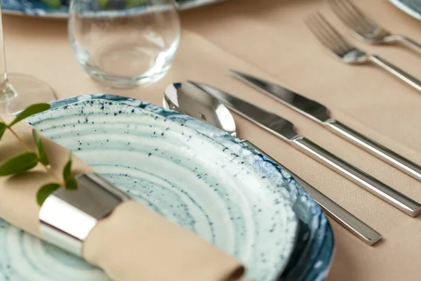 Stylish serving on a green ceramic plate with cotton napkin — Stock Photo, Image