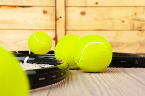Equipo de tenis en superficie de madera de cerca — Foto de Stock