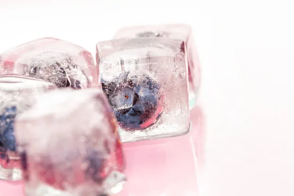 Kostki lodu z jagodami na letnie koktajle — Zdjęcie stockowe