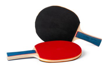 Beyaz arka planda izole edilmiş iki ping pong raketi.