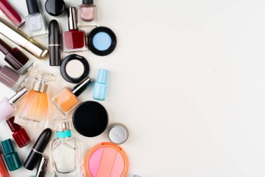 Dekoratif kozmetik setinin beyaza üst görünümü