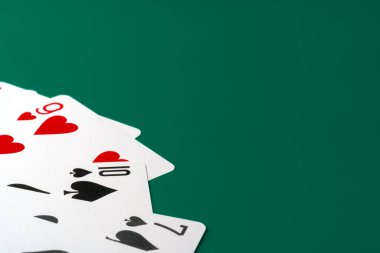 Kağıt arkaplan üzerinde kart oynatılıyor