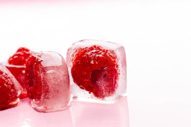 Pembe arkaplanda ahududu buzları