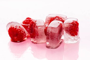 Pembe arkaplanda ahududu buzları