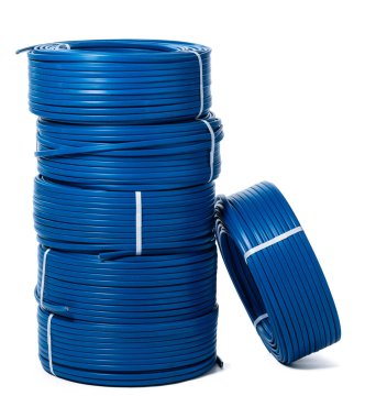 Beyaz arkaplanda izole edilmiş mavi kablo bobinleri