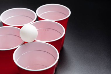 Siyah arka planda bira pong koleji oyunu